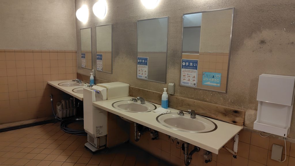 メイン駐車場側トイレの内部