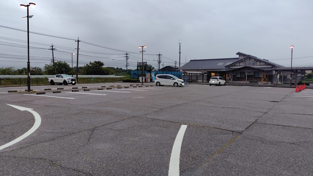 トイレ前の駐車場。温泉施設の入口と国道249号に近い区画