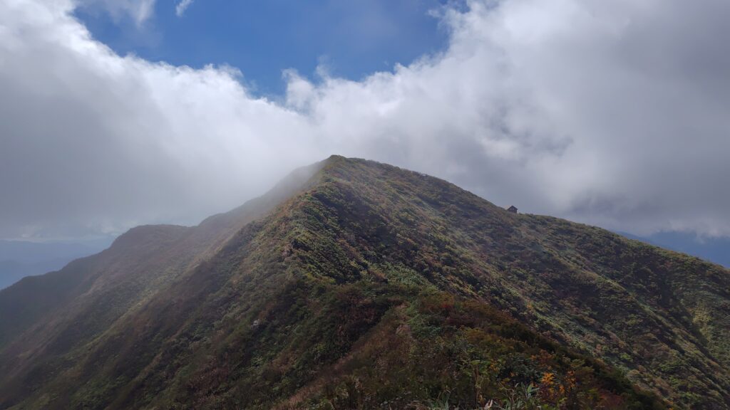 神室山へ続く稜線と山肌の眺め