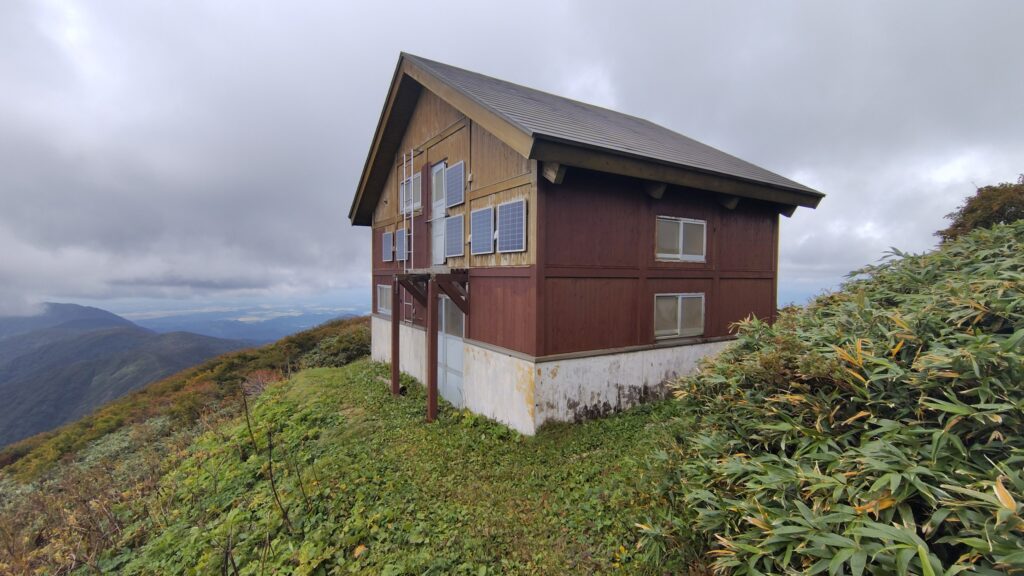 山頂から少し進んだ先にある神室山避難小屋