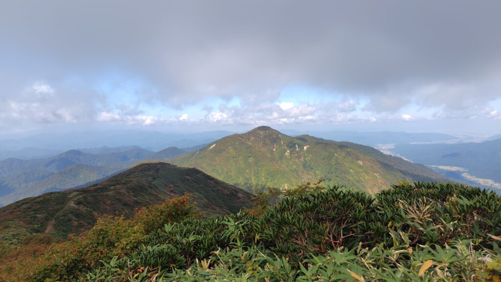 下山途中に見えた前神室山方面の稜線