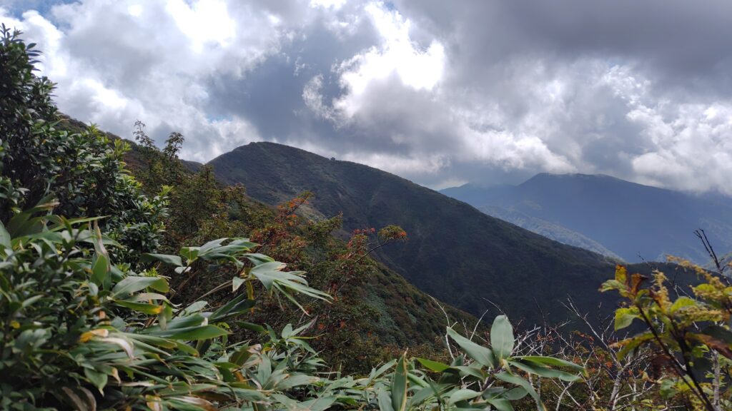 下山中に振り返って見た神室山