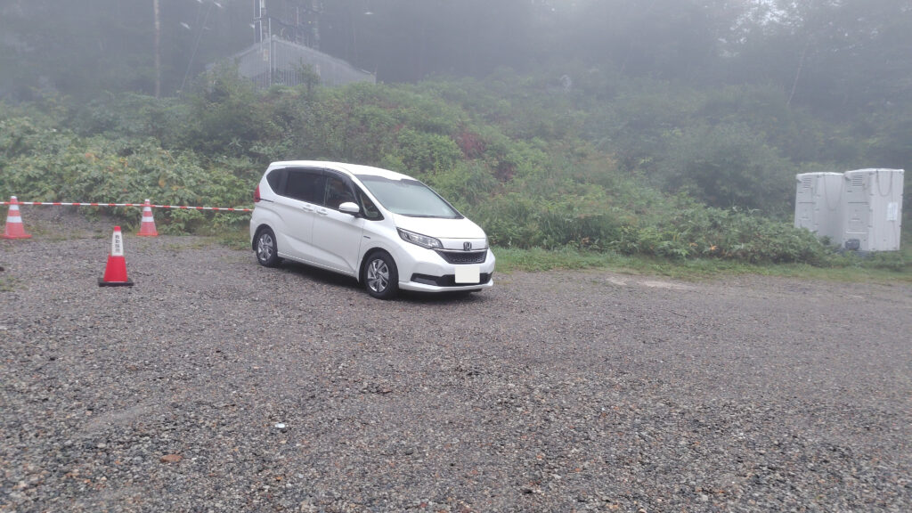 柏原新道登山口駐車場の扇沢寄りの区画。やや傾斜がある