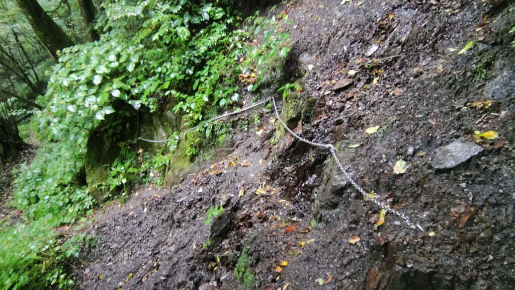 下山路にある鎖の付いた区間