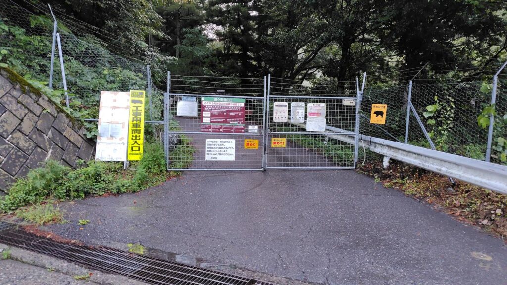 島々宿登山口のゲート。ここから林道歩きが始まる
