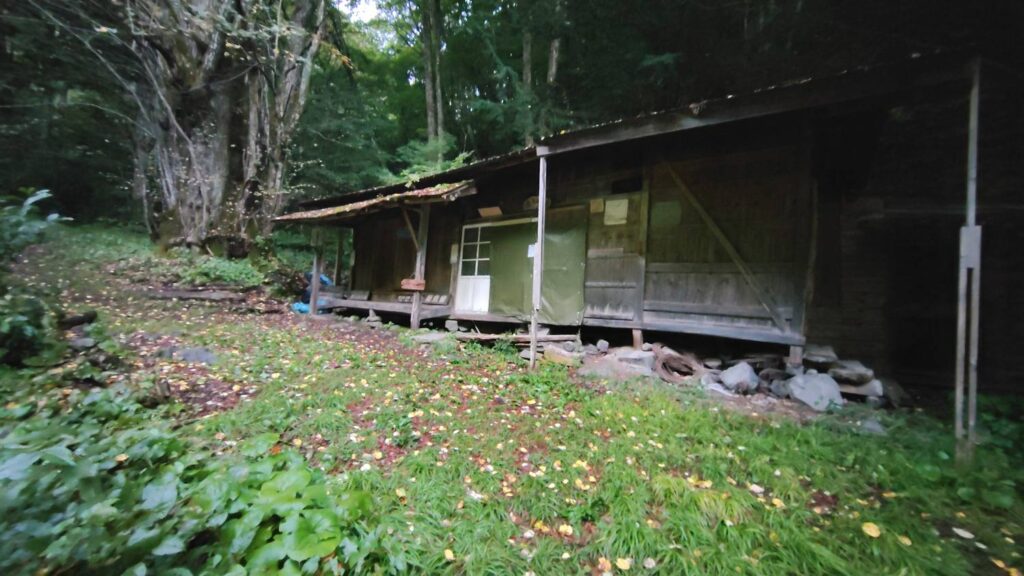 夜明けを迎えた岩魚留小屋。現在は使われていない