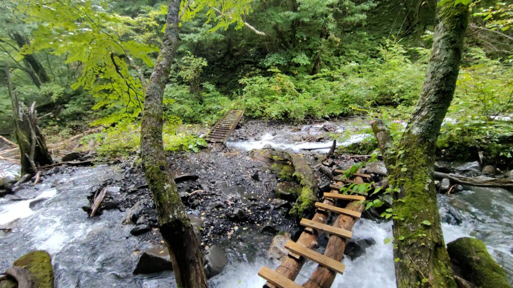 島々谷の下山路にかかる複数の橋