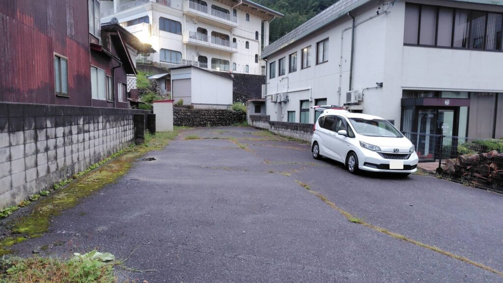 徳本峠登山口の第一駐車場。看板も白線もない舗装スペース