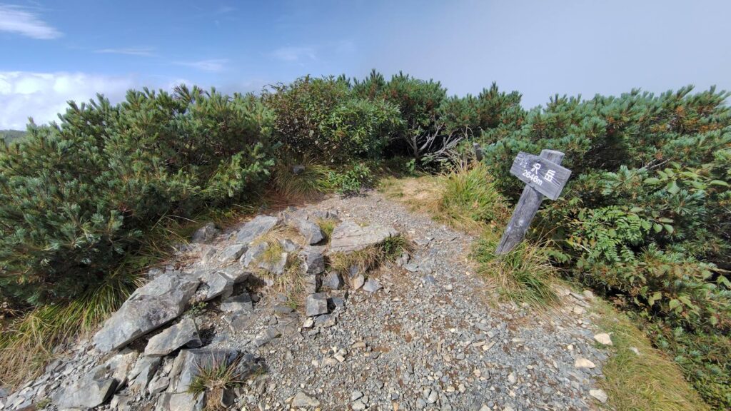 霞沢岳の山頂部。広くはないスペース