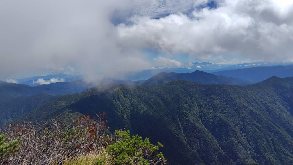 霞沢岳山頂からガスの晴れ間に見えた八ヶ岳方面