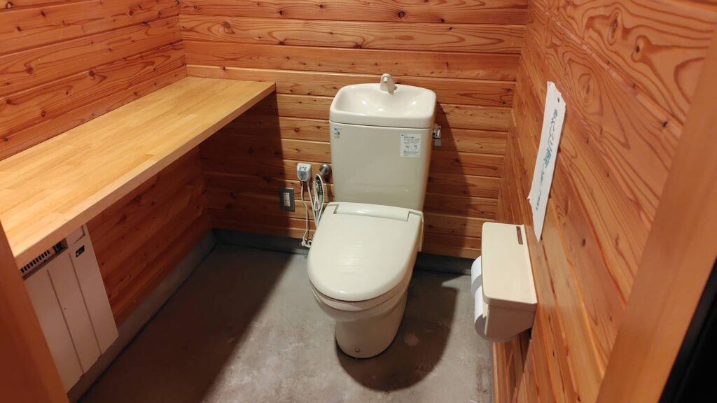 登山口手前のトイレの個室。洋式でウォッシュレット非対応