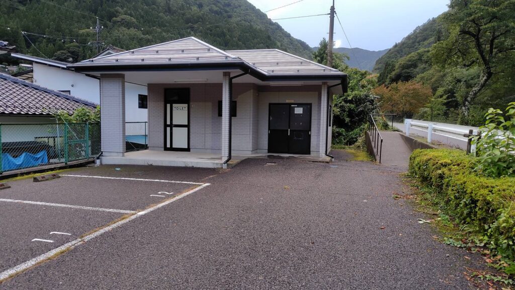 徳本峠登山口駐車場から登山口側にあるトイレの外観