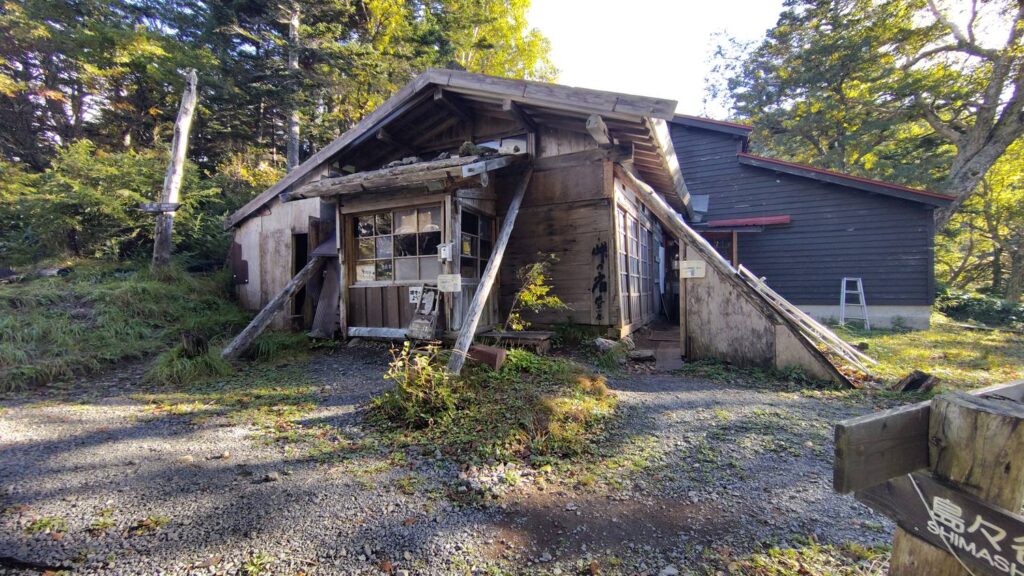 徳本峠に建つ徳本峠小屋