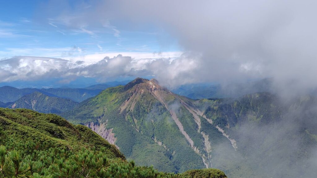 下山中、ガスの中から姿を現した焼岳