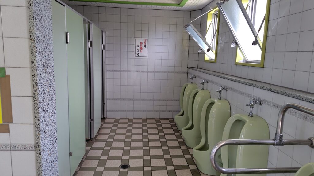 いわかがみ平駐車場のトイレ内部