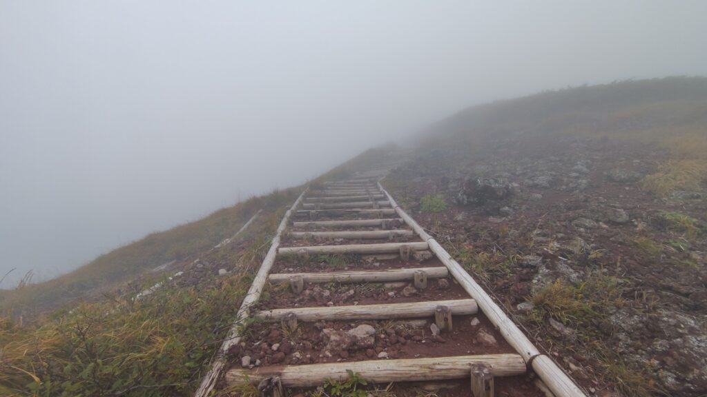 分岐から山頂への階段状の急登