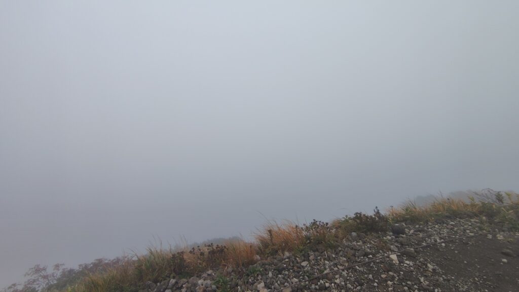 ガスで展望がない栗駒山の山頂