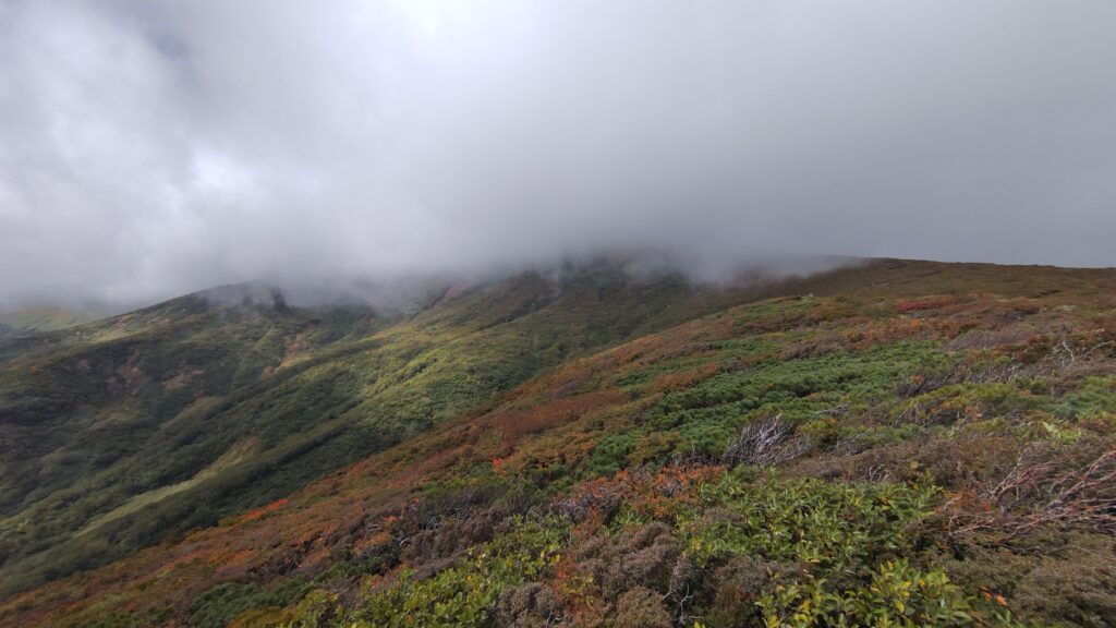ガスがかかったままの栗駒山の山肌