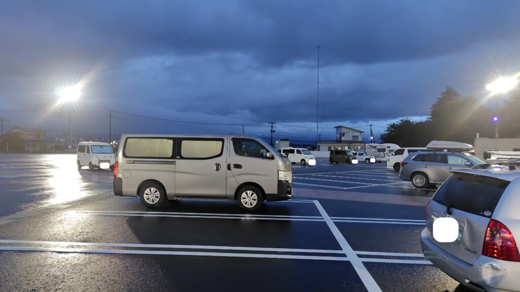 夜の駐車場。照明が明るく照らしている