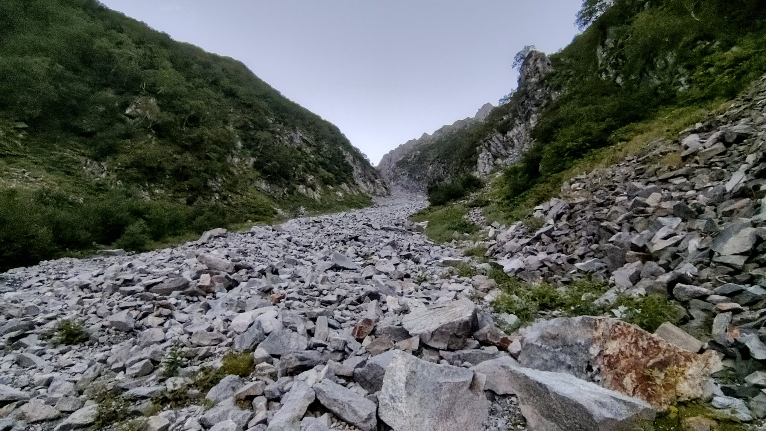 荷継小屋跡から穂高岳山荘へ続くガレ場の急登。浮き石が多い