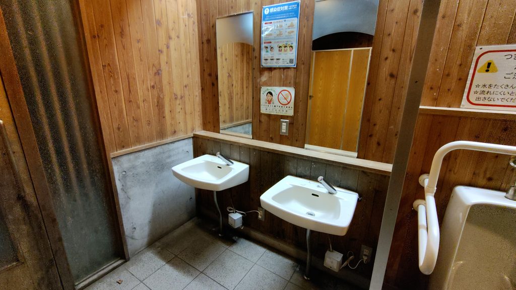 トイレ内の手洗い場と男性用小便器