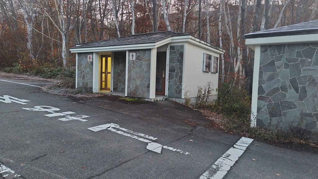 笹ヶ峰キャンプ場側にあるトイレの外観