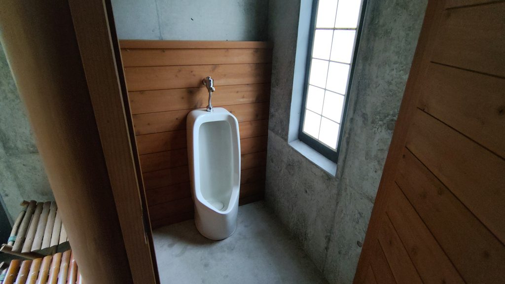 千之沢小屋の男性用トイレ