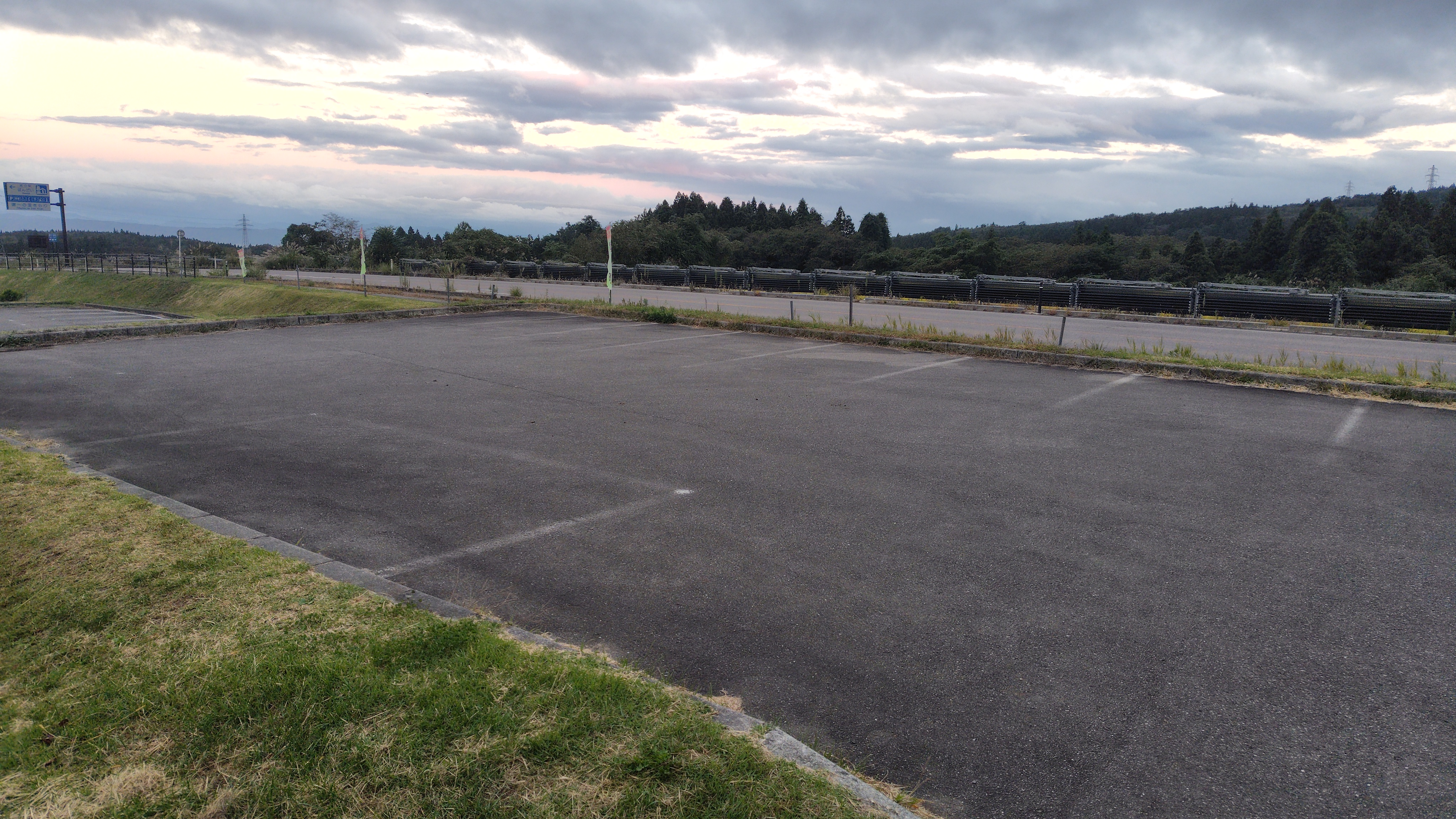 道の駅 ばんだいのドッグラン前の駐車場。県道との距離が近い