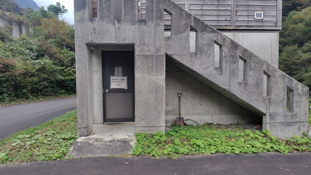 千之沢小屋1階のトイレ入口