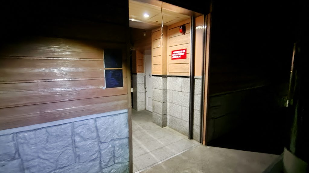夜間の浄土平駐車場のトイレ入口