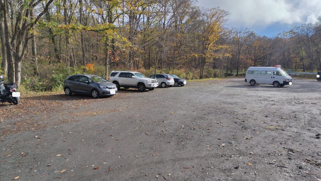 日中の戸隠キャンプ場の登山者用駐車場