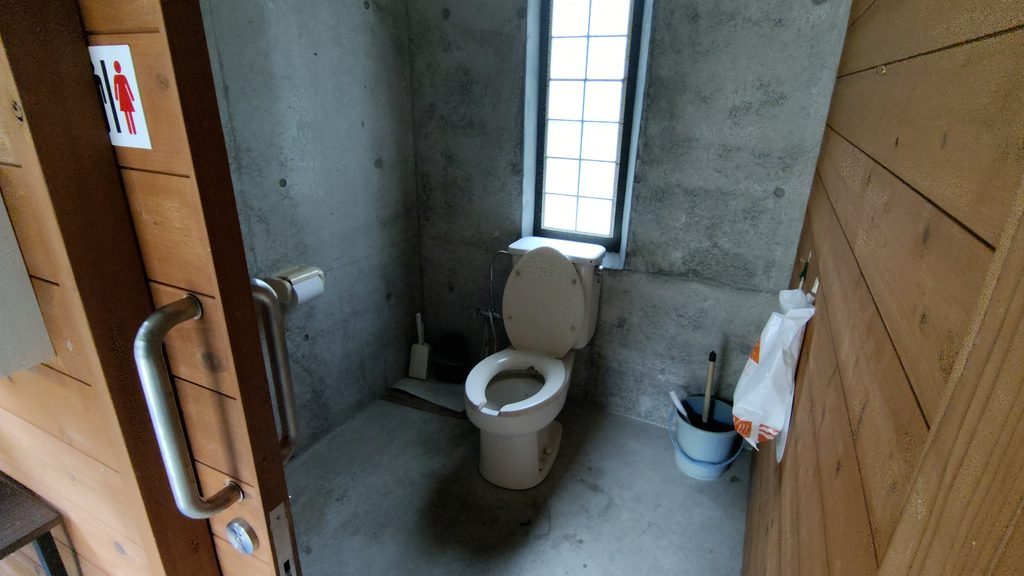 千之沢小屋のトイレ個室(洋式・ウォッシュレット非対応)