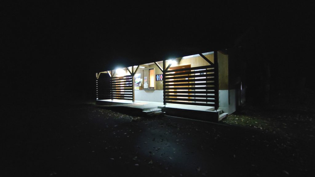 夜も入口の電灯がついているトイレ