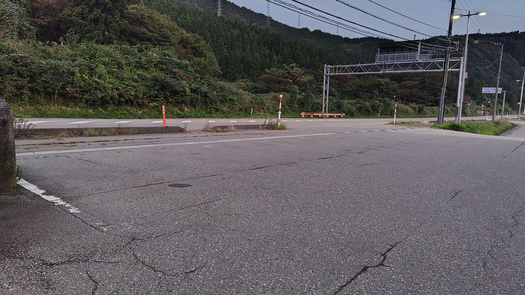 道の駅 細入の店前の駐車場(国道41号のすぐ脇)