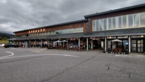 道の駅 ばんだいの外観と駐車場