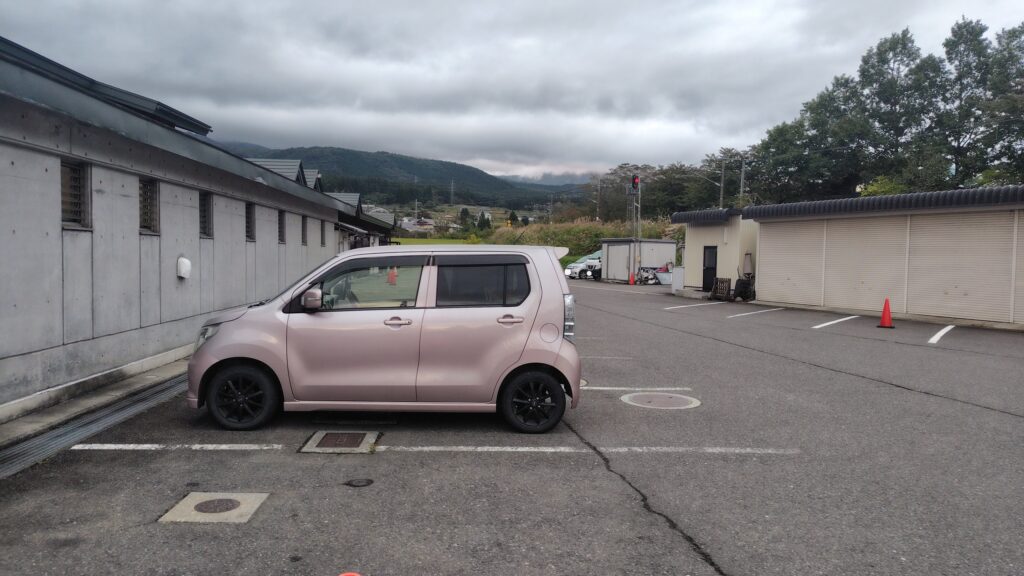 道の駅 ばんだいの建物裏の駐車区画(トイレの裏手)
