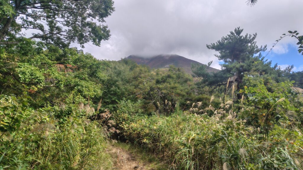 登山道から見上げた磐梯山。山頂に雲がかかる