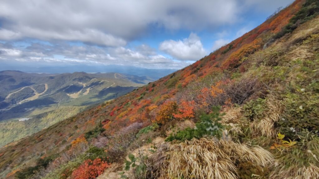 紅葉に染まる磐梯山の山肌
