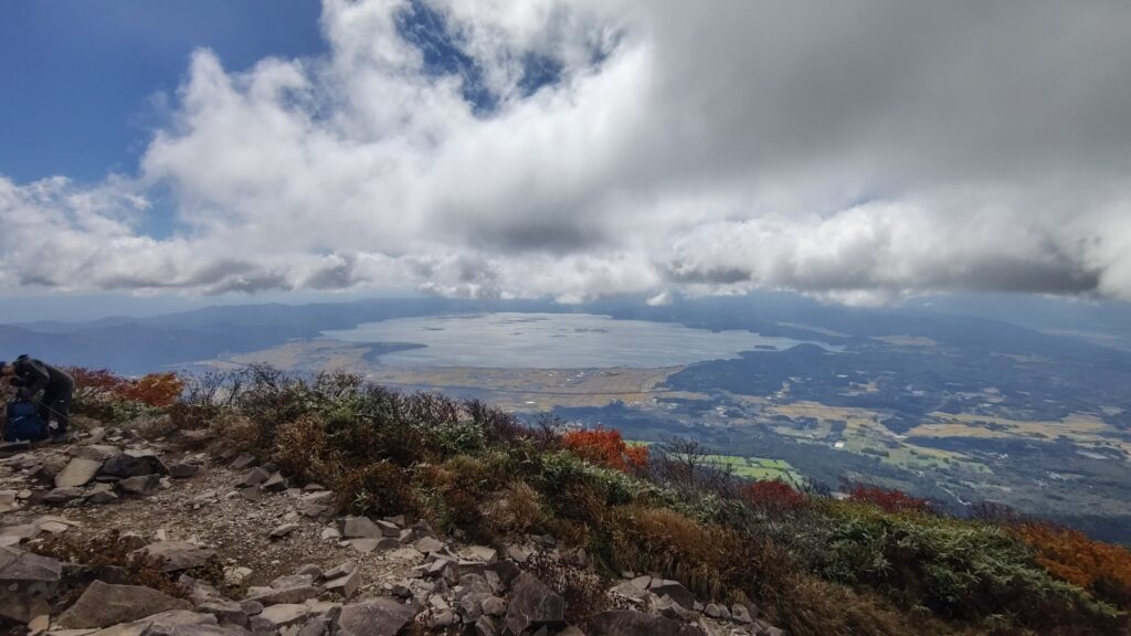 磐梯山の山頂から見た猪苗代湖方面