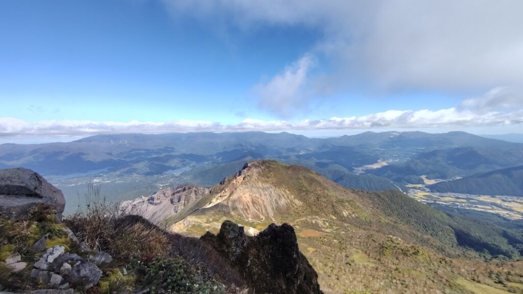 磐梯山の山頂から見た安達太良山・西吾妻山方面