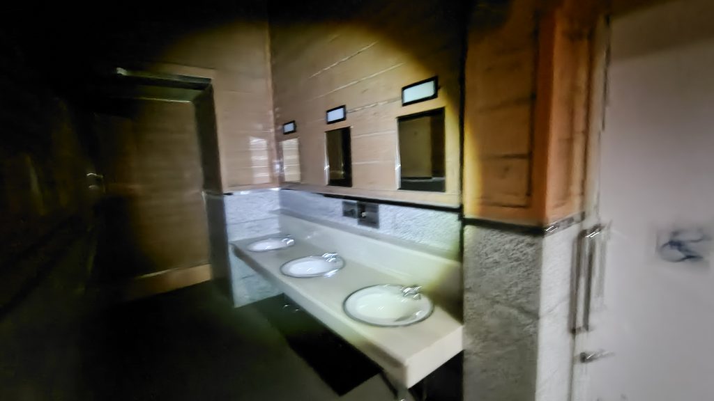 浄土平駐車場のトイレの洗面台(夜間)