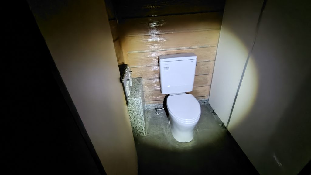 浄土平駐車場のトイレ個室(洋式・夜間)