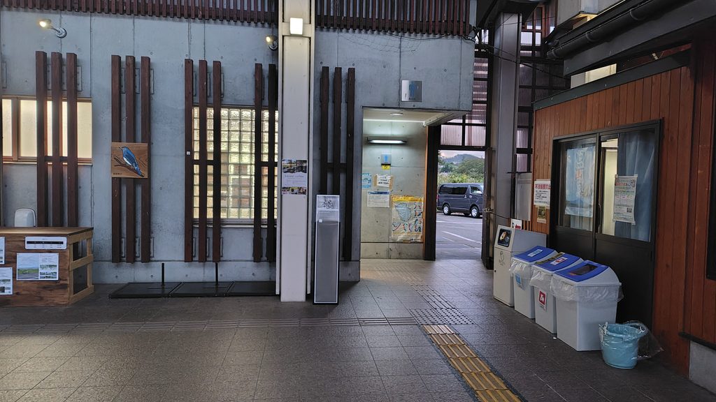 道の駅 ばんだいのトイレ入口とゴミ箱