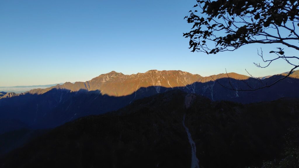 南岳新道の急登から見た朝焼けの笠ヶ岳方面