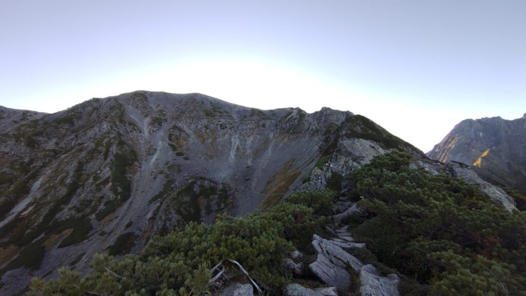 救急箱ポイントの先から見上げた南岳方面