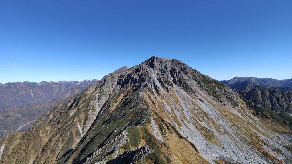 長谷川ピークから振り返った南岳方面の岩稜