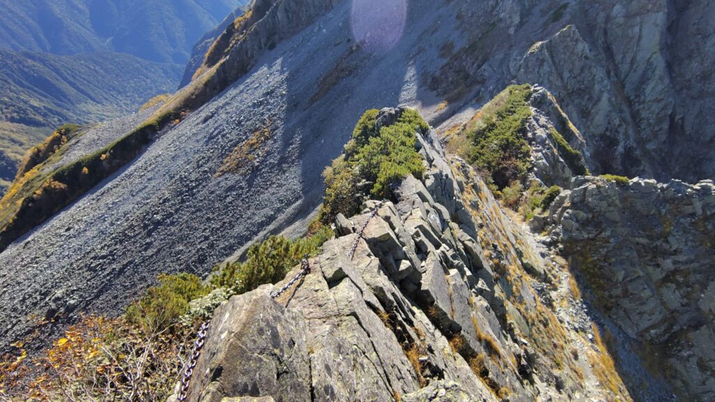 長谷川ピークから北穂高岳側のコルへ下る鎖場