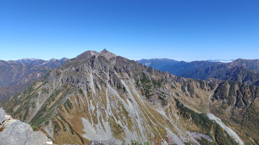 北穂高岳手前の展望台から見た槍ヶ岳方面