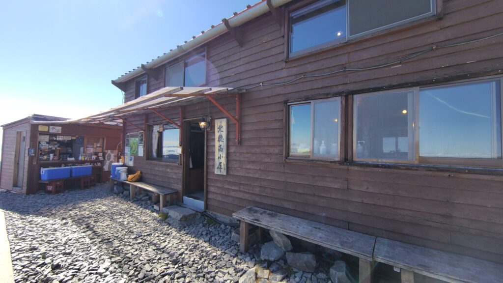北穂高岳の山頂直下に建つ北穂高小屋