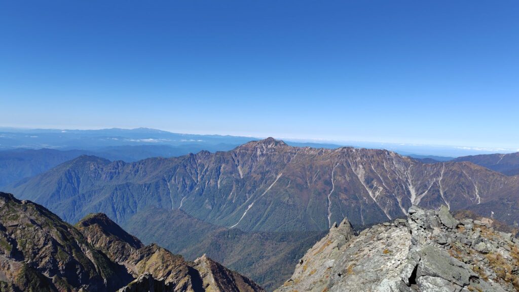 北穂高岳の山頂から見た笠ヶ岳と乗鞍岳